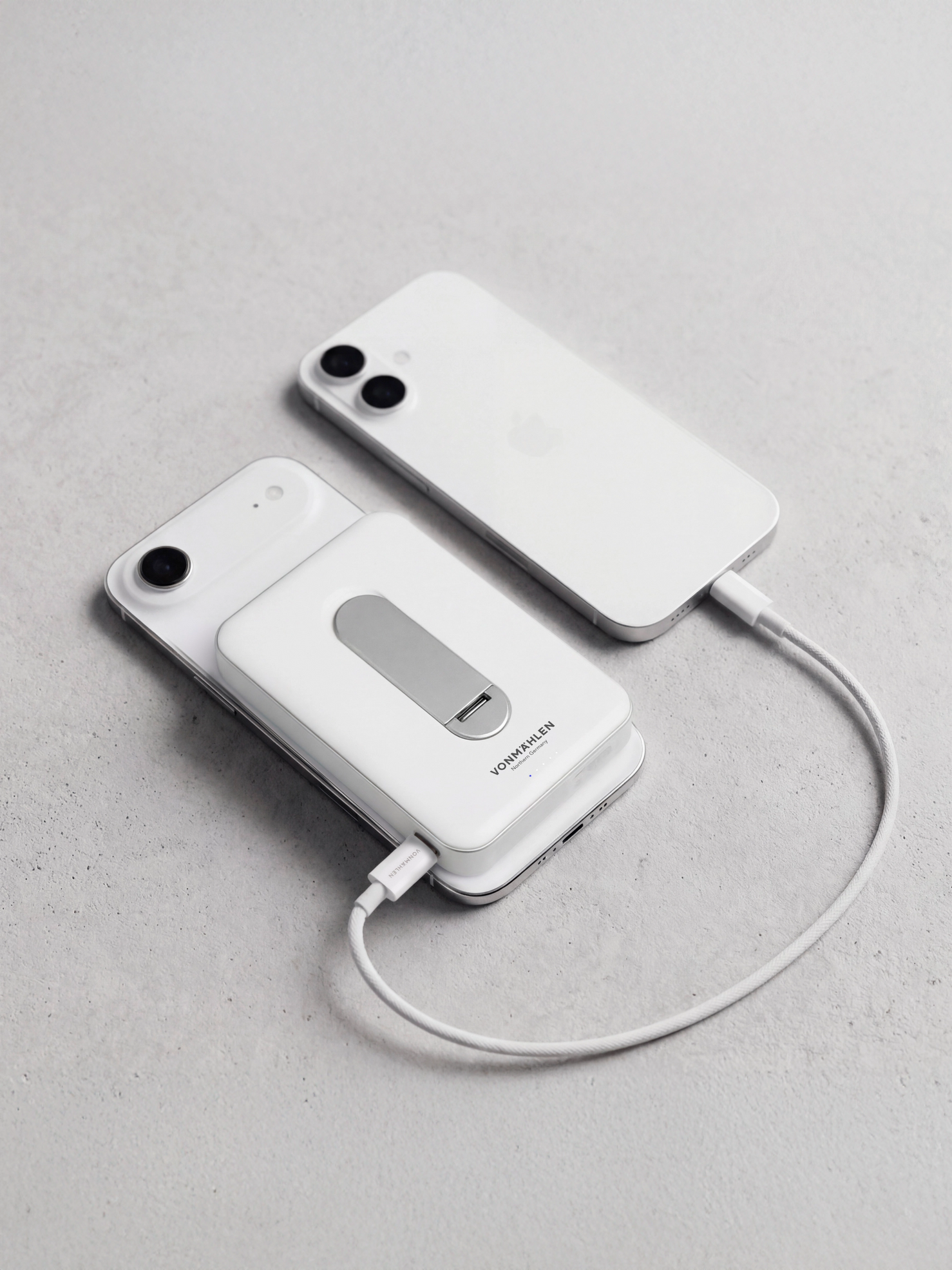 Vonmahlen Evergreen Mag 15W - 10,000 mAh Power Bank with Kickstand - White