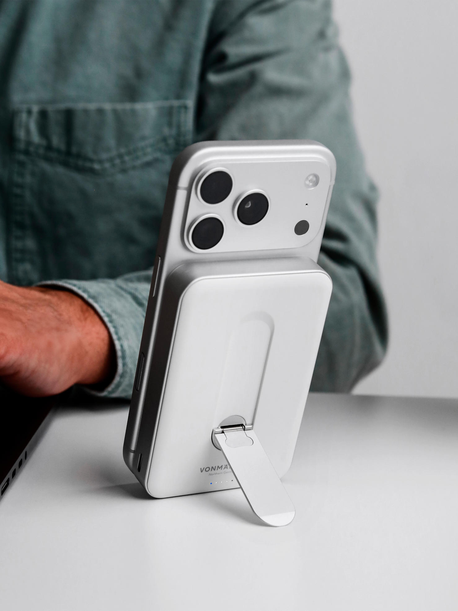 Vonmahlen Evergreen Mag 15W - 10,000 mAh Power Bank with Kickstand - White